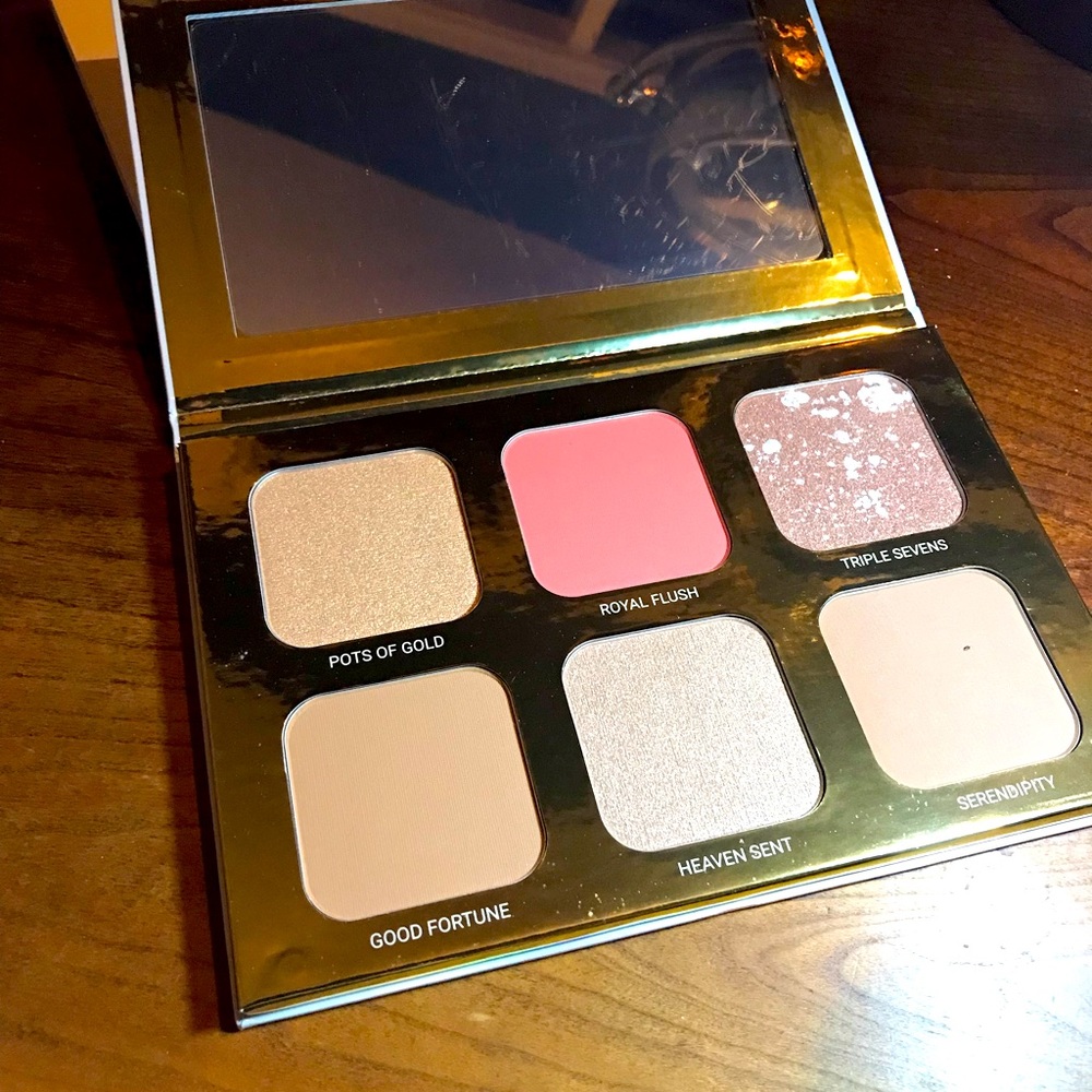 True & luscious bronzer and highlighter palette